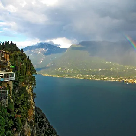 Attico Florian Vesio By Gardadomusmea *